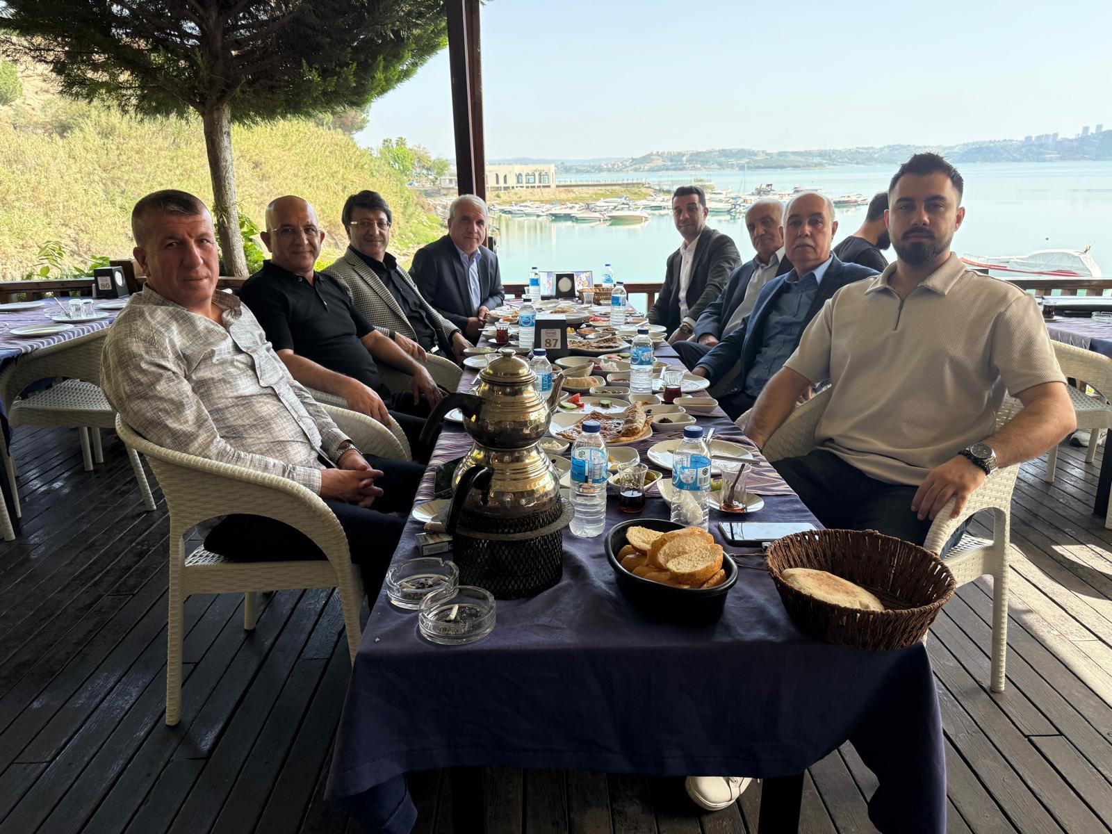 GAVİDER YÖNETİMİ ADANA'DA VAN AK PARTİ MİLLETVEKİLİ VE İŞ İNSANLARI İLE KAHVALTIDA BİR ARAYA GELDİ.